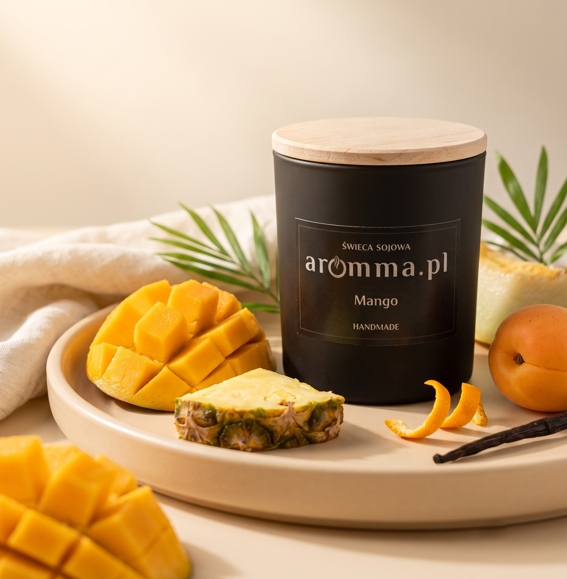Naturalna świeca sojowa Aromma o zapachu mango.