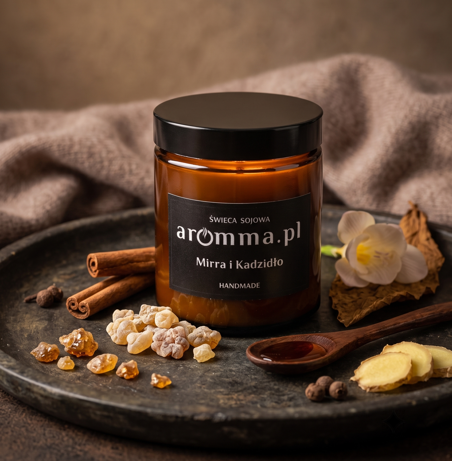 Naturalna świeca sojowa Aromma o zapachu Mirra i Kadzidło.