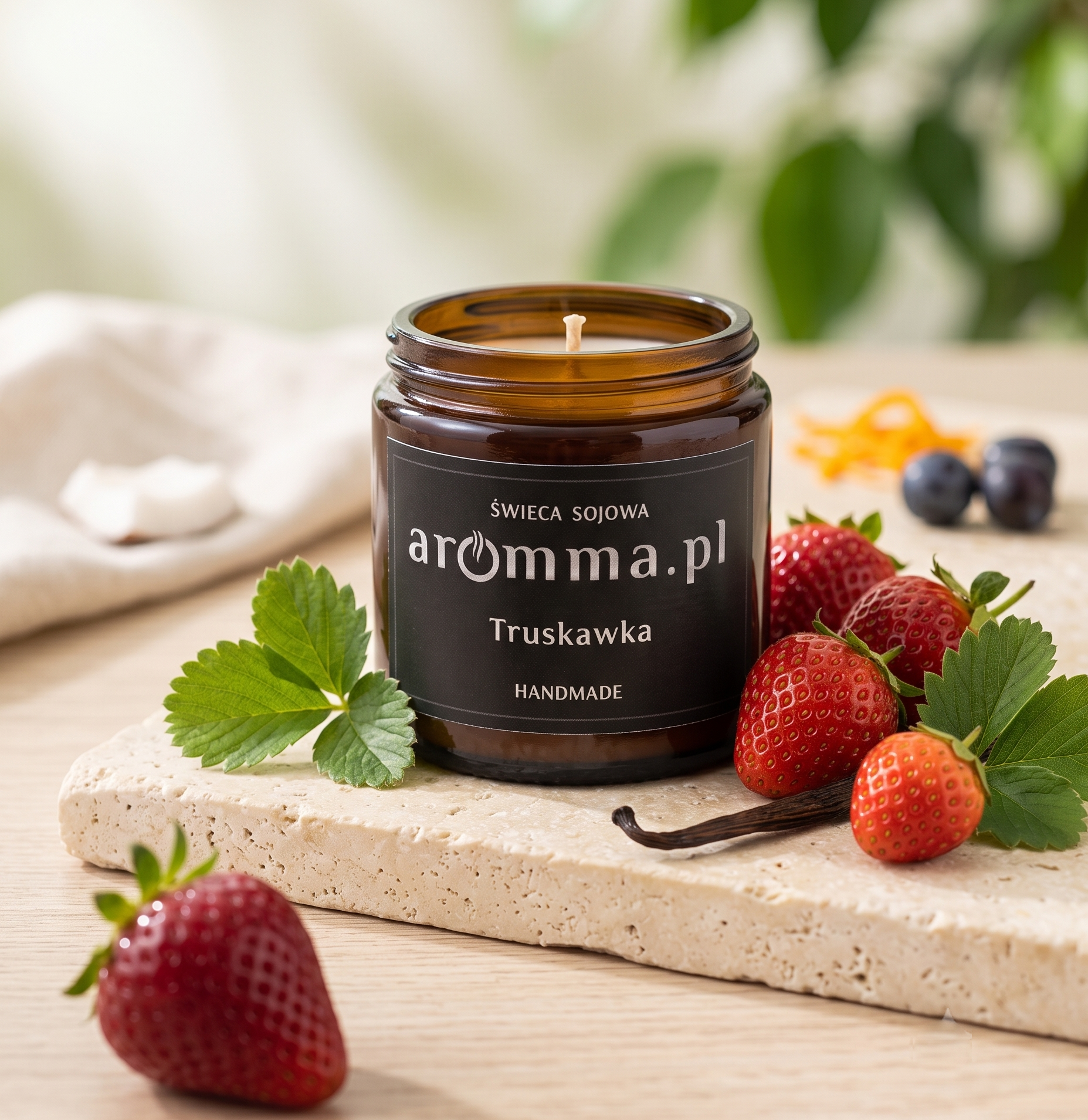 Naturalna świeca sojowa Aromma o zapachu Truskawka.