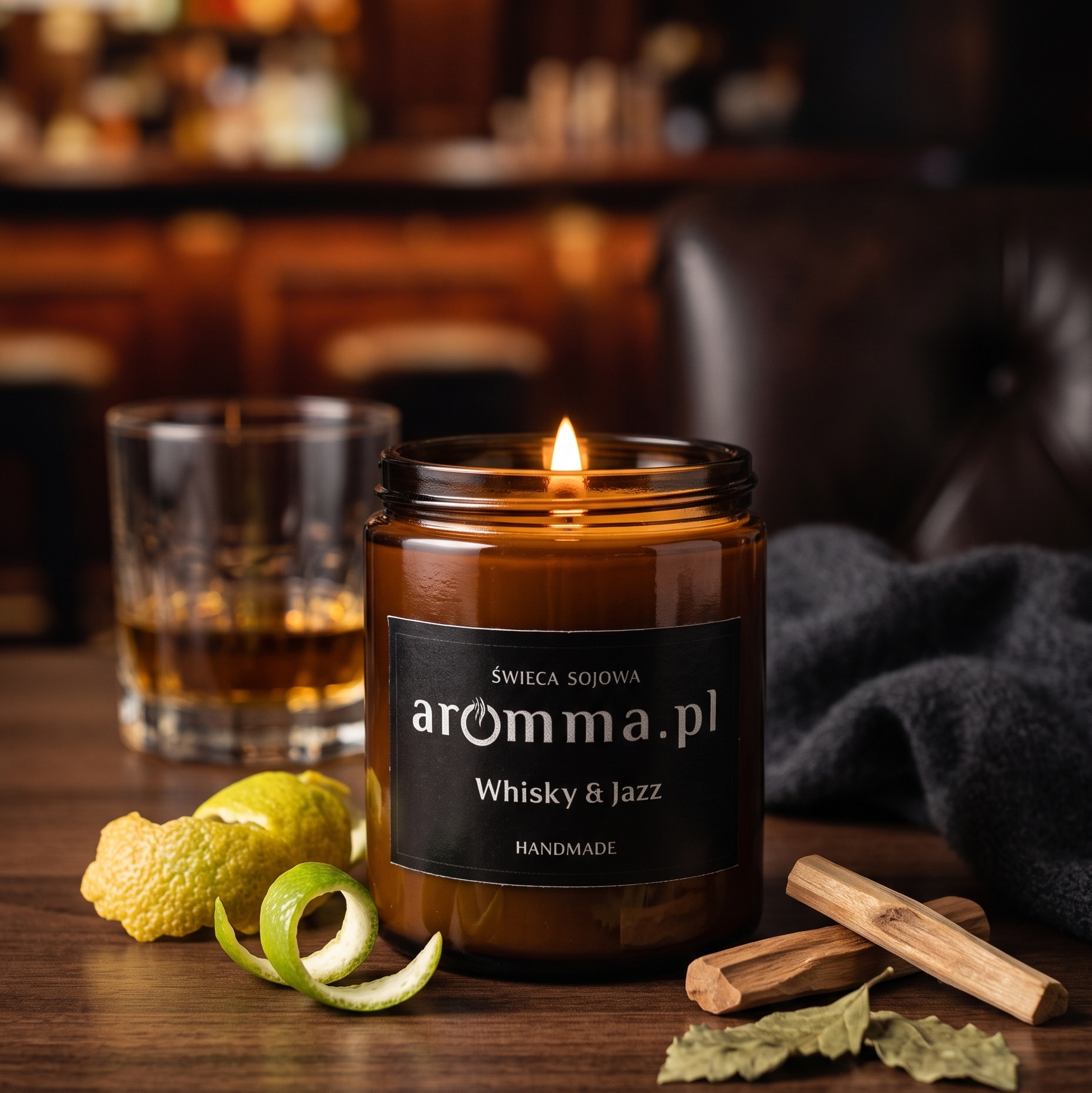 Naturalna świeca sojowa Aromma o zapachu Whisky & Jazz.